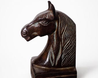 Fermalibri antico in bronzo a forma di testa di cavallo, decorazione equestre del 1900.