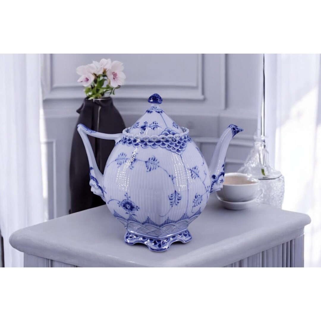 ロイヤルコペンハーゲン ブルーフルーテッド フルレース 顔付 ティーポット ブルーフルーテッド フルレース ティーポット 700ml|ロイヤル