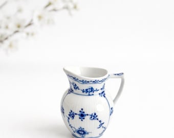 Jarra de leche y crema de porcelana Royal Copenhagen Blue Fluted Half Lace #521, diseño danés.