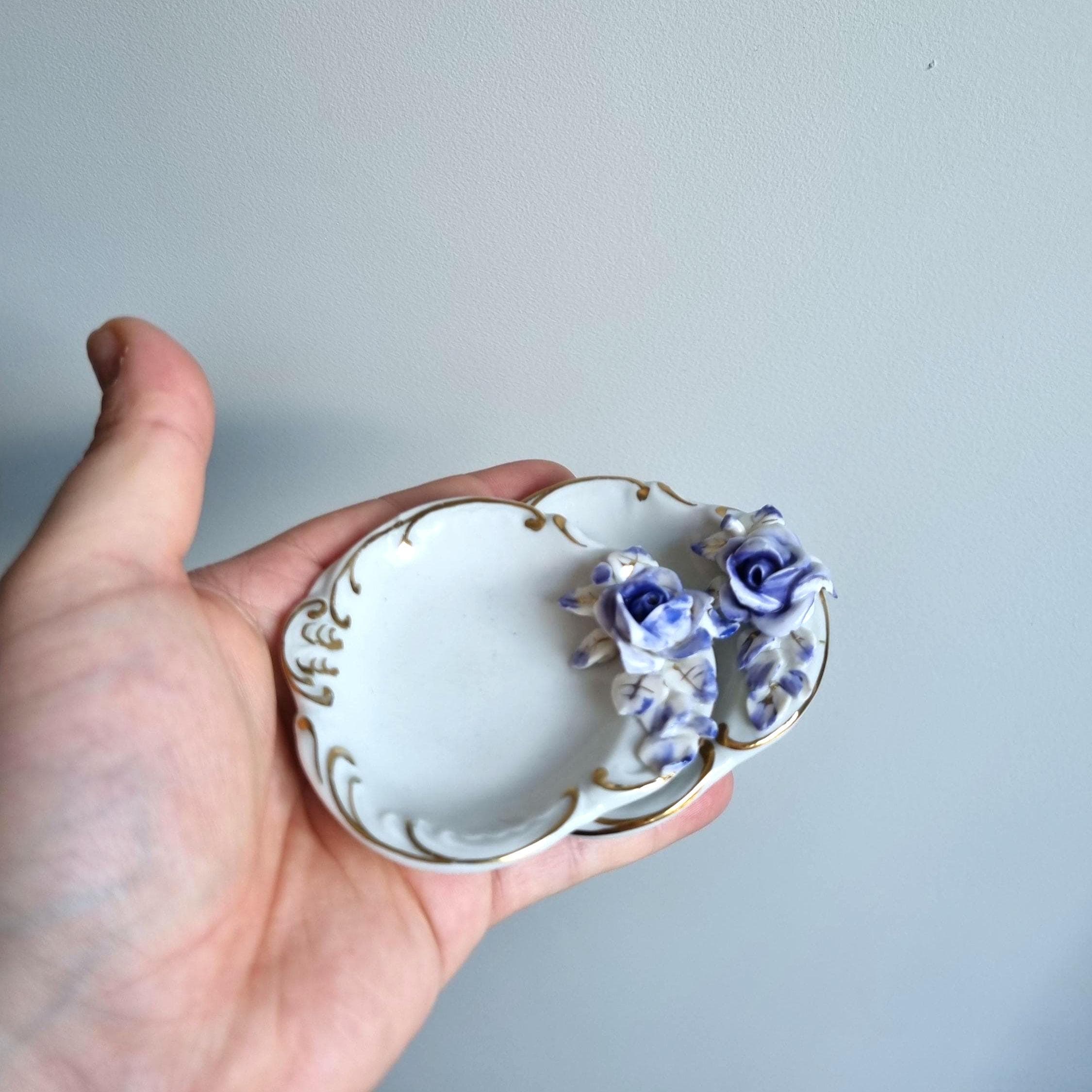 Sandizell Höffner & Co. Porcelain Plates – Pair, 1960s, Floral Relief with Purple Roses, Hand-Painted Gold Trim, 8 cm, Excellent