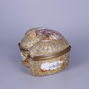 Rare Sèvres Porcelain Box - Manufacture Royale de la Porcelaine de France 1772