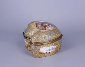Rare Sèvres Porcelain Box - Manufacture Royale de la Porcelaine de France 1772
