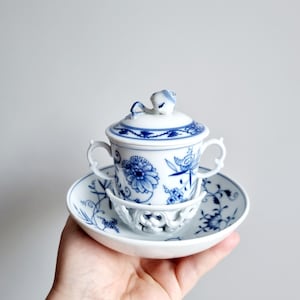 Meissen Trembleuse con tapa | Patrón de cebolla azul | Primera Calidad | década de 1970 | Porcelana alemana pintada a mano | Taza y platillo de colección