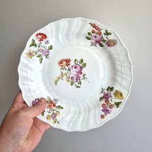 Königlicher Wiener Porzellanteller – ca. 1750er Jahre, 24,5 cm | Handgemaltes Blumenmuster | Alt-Wiener Barock | Blaues Schildzeichen | Außergewöhnlicher Zustand