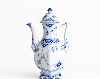 Cafeteira de porcelana Royal Copenhagen Blue Fluted Full Lace nº 1030
