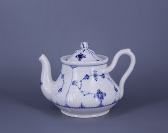 Bing & Gröndahl Royal Copenhagen Blau geriffelt. Einzigartige Teekanne. Dänemark, 1890er Jahre