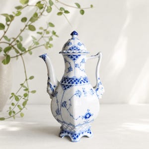 Cafetera Royal Copenhagen Blue Fluted Full Lace n.° 1030, una pieza excepcional