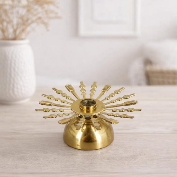 Skandinavischer Kerzenständer aus Messing im Stil der Mitte des 20. Jahrhunderts – Seltener Designer-Kerzenhalter in Sonnenform
