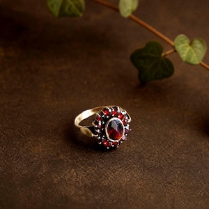 Antiker böhmischer Granatring, vergoldet, Clusterring aus den 1900er Jahren
