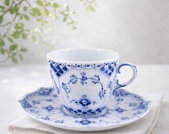 Royal Copenhagen blauwe kop en schotel met geribbelde rand en kant #1035, jaren 1960, Denemarken