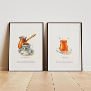以下が含まれることがあります： トルココーヒーと紅茶の水彩イラストが描かれた2つの額入りプリント。コーヒーのプリントには、銅製のジェズヴェ、花柄のカップ、ソーサーが描かれています。紅茶のプリントには、紅茶が入ったチューリップ型のグラスとソーサーが描かれています。