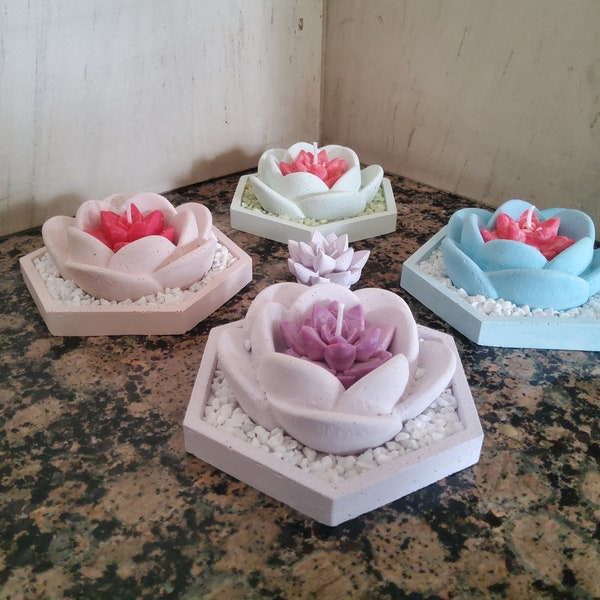 Set aus Lotusblüten Kerzenständer für Teelichter auf sechseckigem Dekotablett plaziert und mit Lotusblütenkerze / Granulat dekoriert.