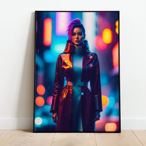 Puede incluir: Una mujer con cabello morado se encuentra frente a un fondo borroso de ciudad con luces de colores. Lleva un abrigo de cuero negro con un cinturón blanco y un cuello alto blanco.