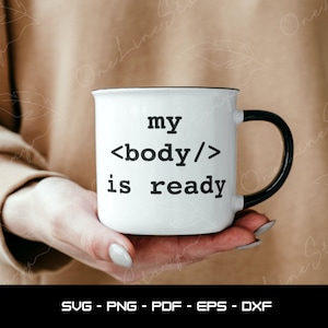Könnte beinhalten: Eine weiße Keramiktasse mit schwarzem Henkel. Die Tasse hat einen schwarzen Text mit der Aufschrift "my <body/> is ready".