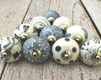 ARTISNO Pomelli floreali in ceramica grigi e bianchi, pomelli per cassetti di mobili da cucina, pomelli per ante in ceramica. Set da 10/20