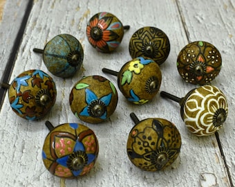 ARTISNO Exquisite Antique Rustikal verschiedene handgemachte Keramik Schrank Knöpfe - Set von 10 für Dresser, Schränke, Schubladen, und Küchenmöbel