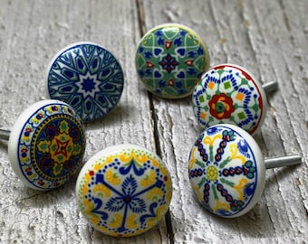 Conjunto de 6 maçanetas de cerâmica clássicas multicoloridas ARTISNO com toque floral para cômodas, gavetas, armários de cozinha e gabinetes.