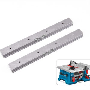 Puede incluir: Dos rieles de extensión de sierra de mesa de metal de color plateado con cuatro agujeros cada uno. Los rieles son de la marca 3DLogo6Z. Una sierra de mesa azul y gris es visible en el fondo.