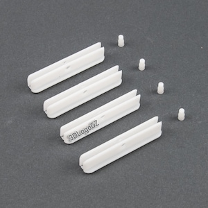 Op de afbeelding: Vier witte kunststof ladeschienen met vier witte kunststof duwpennen. 3DLogoGZ is gedrukt op een van de schienen.