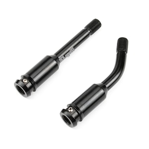 Puede incluir: Dos pomos de cambio de marchas de metal negro, uno recto y otro doblado en un ángulo de 90 grados. Ambos pomos tienen un tornillo plateado en el extremo.