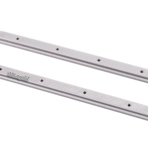 Pode incluir: Uma placa de madeira artesanal com o texto "Welcome to our home" em estilo manuscrito. A placa &eacute; pintada de branco com letras pretas e um acabamento envelhecido, adequada para uso interno ou externo.