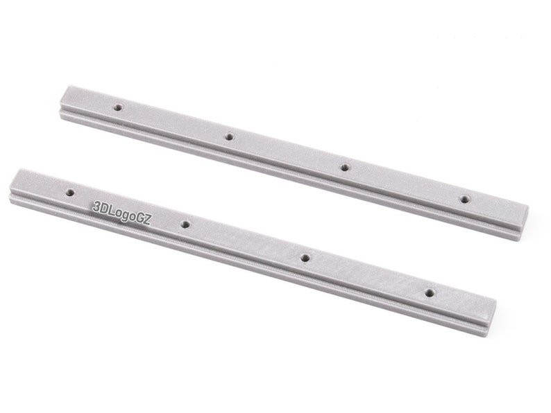 Pode incluir: Uma placa de madeira artesanal com o texto "Welcome to our home" em estilo manuscrito. A placa &eacute; pintada de branco com letras pretas e um acabamento envelhecido, adequada para uso interno ou externo.