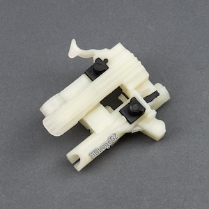 Pode incluir: Peça de carro de plástico branco com dois clipes de plástico preto. A peça tem uma alavanca e um pequeno furo. 3DLogoGZ está impresso na peça.