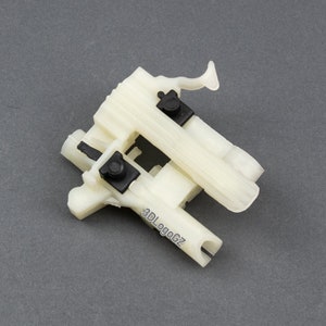 Front right window regulator repair clip for Fiat 500 and 500C models, displaying its durable construction and design for easy window mechanism repair.