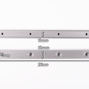 Pode incluir: Uma caneca de cer&acirc;mica branca com uma al&ccedil;a preta e o texto "But First, Coffee" em negrito preto. A caneca provavelmente tem entre 310 e 425 ml, perfeita para uma bebida matinal. O design &eacute; simples e moderno.