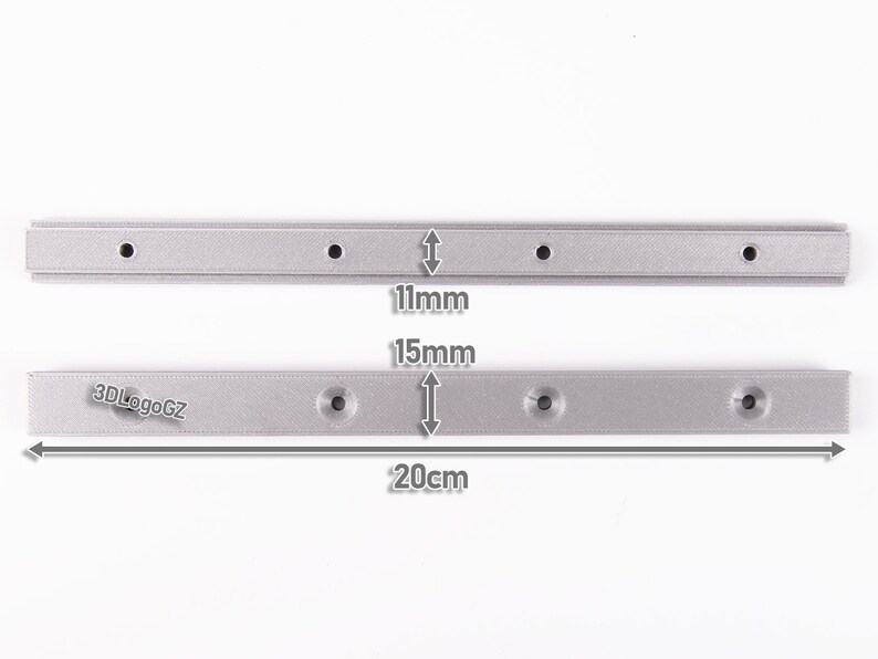 Pode incluir: Uma caneca de cer&acirc;mica branca com uma al&ccedil;a preta e o texto "But First, Coffee" em negrito preto. A caneca provavelmente tem entre 310 e 425 ml, perfeita para uma bebida matinal. O design &eacute; simples e moderno.