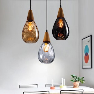 Suspension lumineuse en verre ondulé