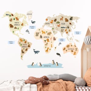 Peut inclure: Une carte du monde décorative avec des illustrations d'animaux sur chaque continent. La carte comprend les noms des continents et des océans, avec un fond beige clair et des océans bleus. Idéal pour une chambre d'enfant.