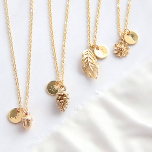 Collar con inicial de oro: colgante personalizado de bellota, piña, pluma y margarita