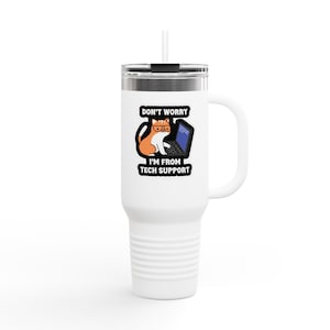 Pode incluir: Caneca de viagem branca com tampa e alça pretas. A caneca apresenta um gráfico de um gato laranja usando óculos e trabalhando em um laptop. O texto na caneca diz "DON'T WORRY I'M FROM TECH SUPPORT."