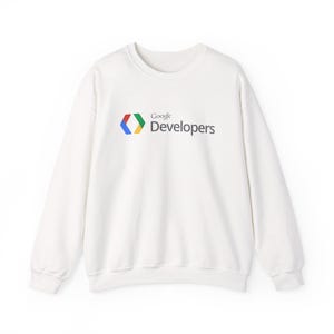 Op de afbeelding: Een set van drie keramische mokken met een gespikkelde, crèmekleurige glazuur. Elke mok heeft een handgeschilderd bloemmotief in blauwe, groene en gele tinten. De mokken hebben een eenvoudige, afgeronde vorm en een comfortabel oor.