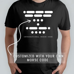 Peut inclure: T-shirt noir avec des symboles de code Morse blancs et le texte "INTERNATIONAL MORSE CODE". Le t-shirt comprend également le texte "CUSTOMIZED WITH YOUR OWN MORSE CODE".