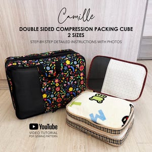Op de afbeelding: Drie inpakblokjes worden getoond. De grootste is zwart met een bloemenpatroon en een mesh paneel. De middelste kubus is wit met een zwart-wit geblokt patroon. De kleinste kubus is wit met een groen kikkerontwerp en de tekst "W". De tekst op de afbeelding luidt "Camille Double Sided Compression Packing Cube 2 Sizes".