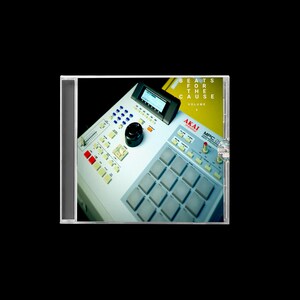 Puede incluir: Un sampler Akai MPC2000XL blanco con una pantalla negra y un fondo amarillo. El texto "Beats For The Cause Volume 6" está impreso en el fondo.