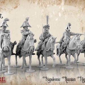 Pode incluir: Seis figuras em miniatura de plástico cinza do Alto Comando russo napoleônico a cavalo. As figuras estão em várias poses e usam uniformes detalhados. As figuras fazem parte da linha de miniaturas Horse and Musket.