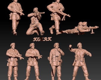 Puede incluir: Ocho figuras de plástico en miniatura de soldados que llevan boinas y portan rifles. Las figuras están pintadas en un color marrón claro y están posadas en varias posturas de acción. Las figuras están dispuestas en círculo alrededor de la palabra "KO'ZAK".
