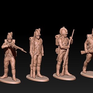 Könnte beinhalten: Ein Set aus sechs braunen Miniatur-Soldatenfiguren in verschiedenen Posen, jede mit einem Gewehr oder einer langen Stange. Die Soldaten tragen Uniformen mit Hüten und Rucksäcken und stehen auf ovalen Sockeln vor schwarzem Hintergrund.