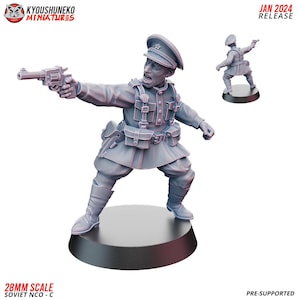 Può includere: Una miniatura in scala 28 mm di un NCO sovietico con un'uniforme grigia, che tiene una pistola e guarda a destra. La miniatura è in piedi su una base rotonda. Il testo "JAN 2024 RELEASE" e "PRE-SUPPORTED" è visibile nell'immagine.