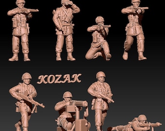 Puede incluir: Un conjunto de ocho figuras de plástico sin pintar que representan soldados en varias poses, incluyendo de pie, de rodillas y disparando armas. Las figuras llevan uniformes militares y portan armas. La palabra "KOZAK" está impresa en la base de las figuras.
