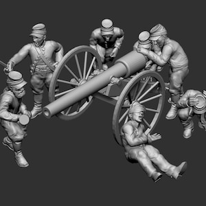 Può includere: Un gruppo di sei figure in miniatura di soldati dipinte di grigio che caricano un cannone. Il cannone è su ruote e ha un lungo cannone. I soldati indossano cappelli e uniformi.