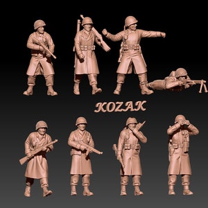 Puede incluir: Siete figuras de plástico de soldados con ropa de invierno y sosteniendo varias armas. Los soldados están en diferentes posturas de acción. La palabra "KOZAK" está impresa en el centro de la imagen.