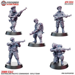 Puede incluir: Cinco figuras de plástico en miniatura a escala 28 mm de soldados australianos con uniformes de la Segunda Guerra Mundial. Las figuras están en varias posturas de combate, sosteniendo rifles. Las miniaturas no están pintadas y son pre-soportadas.
