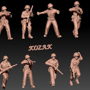 Könnte beinhalten: Acht braune Soldatenfiguren in verschiedenen Actionposen. Die Figuren tragen Helme, Uniformen und Waffen. Das Wort "KOZAK" steht in einer stilisierten Schrift unter den Figuren.