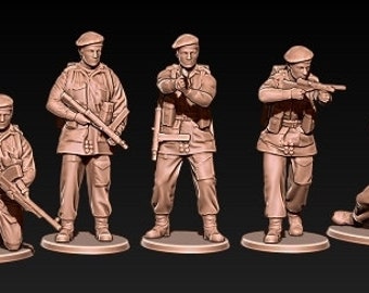 Puede incluir: Un conjunto de diez figuras en miniatura de soldados con uniformes militares y portando rifles. Las figuras están hechas de un material marrón y están posadas en varias posturas de acción.