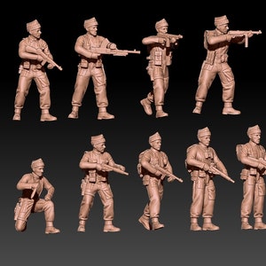 Peut inclure: Un ensemble de neuf soldats en plastique miniatures dans différentes poses, tous vêtus d'uniformes et de chapeaux bruns. Les soldats tiennent des fusils et sont prêts au combat.