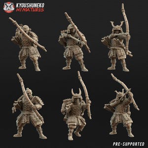 Puede incluir: Seis figuras de samuráis en miniatura en varias poses, cada una sosteniendo un arma. Las figuras están detalladas con armaduras y cascos, y están pre-soportadas. El logotipo "KYOUSYUNEKO MINIATURES" está en la parte superior izquierda.